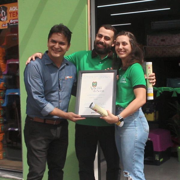 Ricardo de Oliveira na inauguração de um pet shop acompanhado pela Fórmula Pet Shop