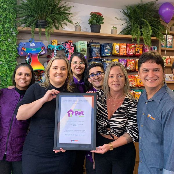 Ricardo de Oliveira na inauguração de um pet shop acompanhado pela Fórmula Pet Shop