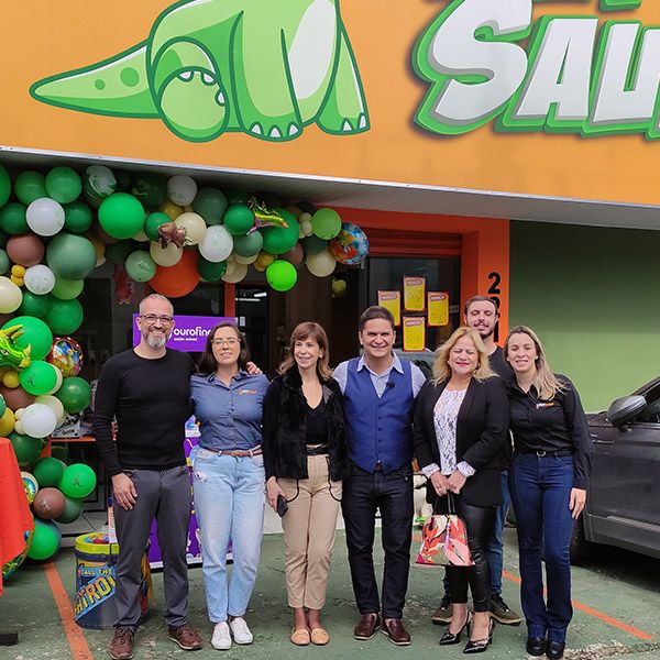Ricardo de Oliveira na inauguração de um pet shop acompanhado pela Fórmula Pet Shop