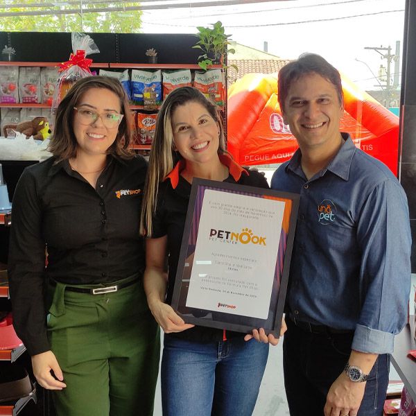 Ricardo de Oliveira na inauguração de um pet shop acompanhado pela Fórmula Pet Shop