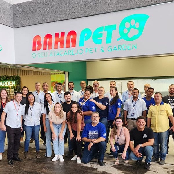Ricardo de Oliveira na inauguração de um pet shop acompanhado pela Fórmula Pet Shop